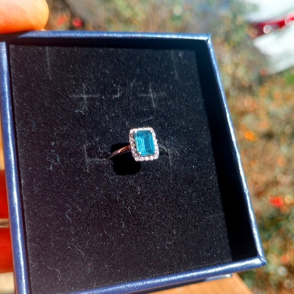 10k white gold ring with one 7.1x5.0mm emerald cut London blue topaz stone - Picture 1 of 2